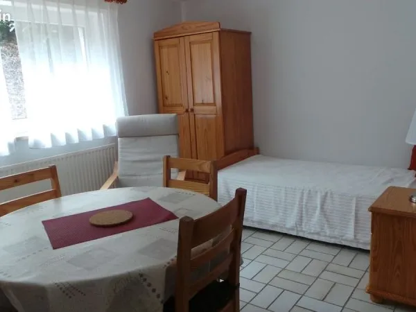 A La Chapelle Saint-Mesmin, loue chambre meublée de 16 m2 confortable avec literie de qualité