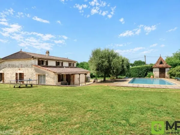 Proche de VILLEREAL, Maison en pierres avec piscine, garage