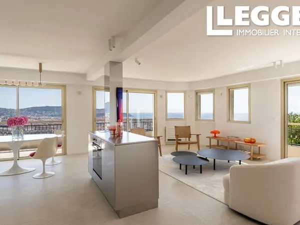 Apt rénové de 102 m² au 3e étage avec terrasse de 24 m². 4 pièces, 3 chambres, 2 SdeD. Parking ext. 