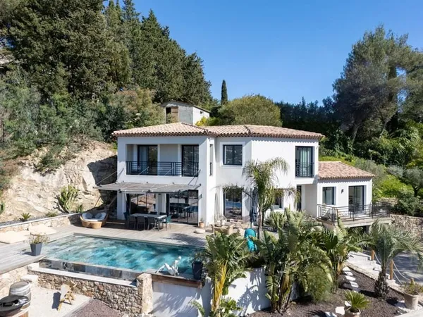 A vendre - Villa 6 chambres - Construction 2019 - Vue panoramique ville et collines - Super Cannes