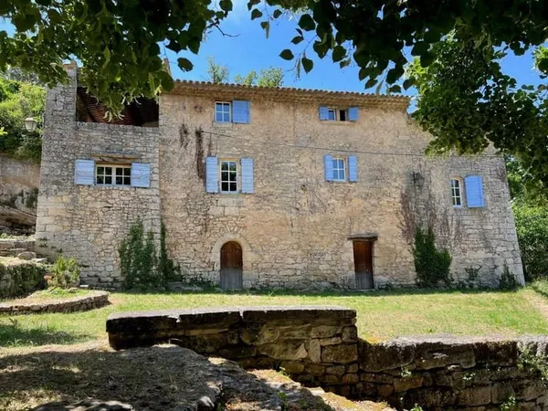 Bastide de caractère à vendre à Sivergues avec 11 hectares de terres et une truffière