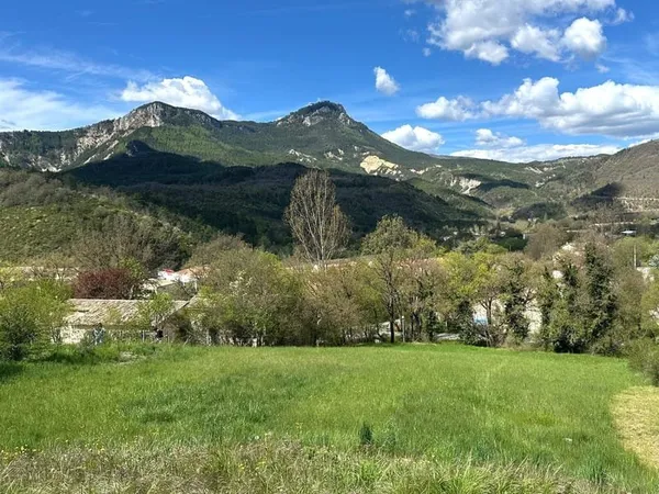 Terrain constructible 1566 m2 quartier résidentiel
