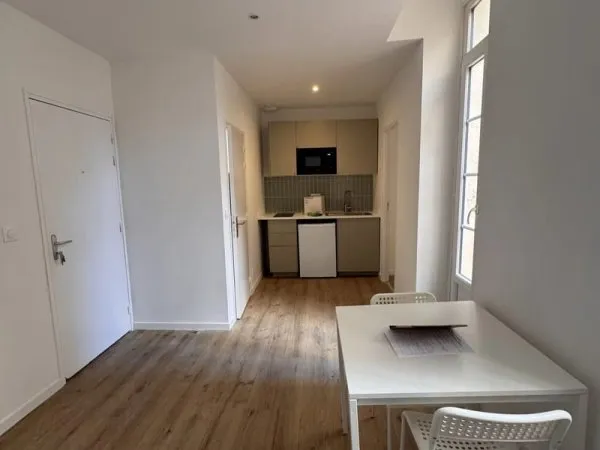Appartement T2 meublé avec terrasse - Refait à neuf