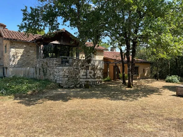 A VENDRE propriété en pierre en partie autonome avec 2 hectares à proximité de CUBJAC (24640)