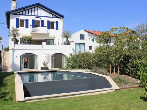 Proche centre, jolie maison rénovée avec piscine