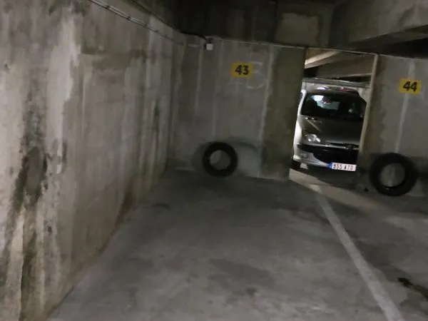 Place de parking couvert disponible de suite