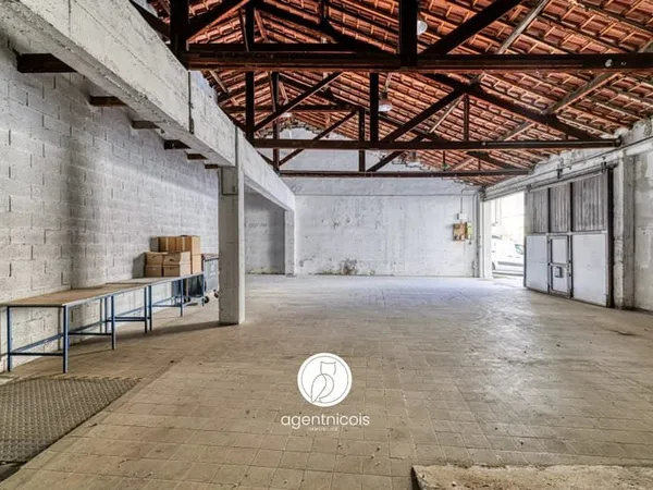 Antibes // Avenue Principal Pastour : Entrepôt - 425m2 - Pleine propriété - Libre