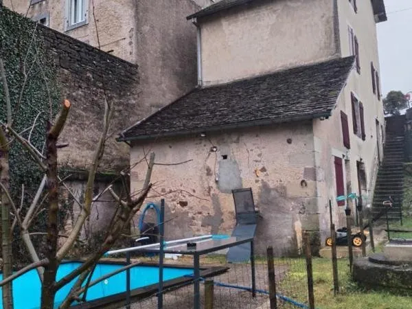 70200- FOUGEROLLES-SAINT- VALBERT Immeuble composé de 2 logements sur un terraint d'environ 16 ares 