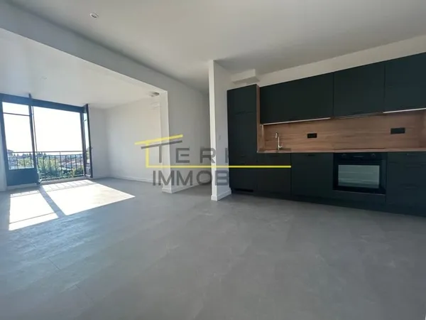 Appartement entièrement rénové et sa terrasse panoramique au