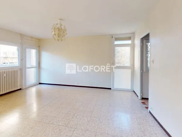 Appartement T4 - 75,35 m² - 3 chambres - Balcon - Parking - Cave