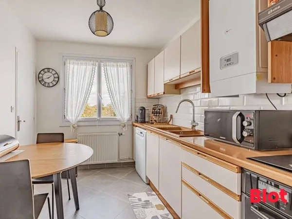 A vendre appartement type 3/4 quartier Rond Point de Paris, balcon, cave et stationnement