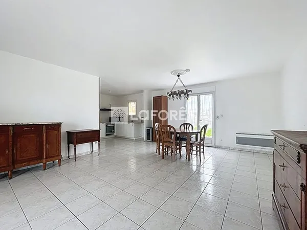 Maison plain-pied, 3 chambres et garage.