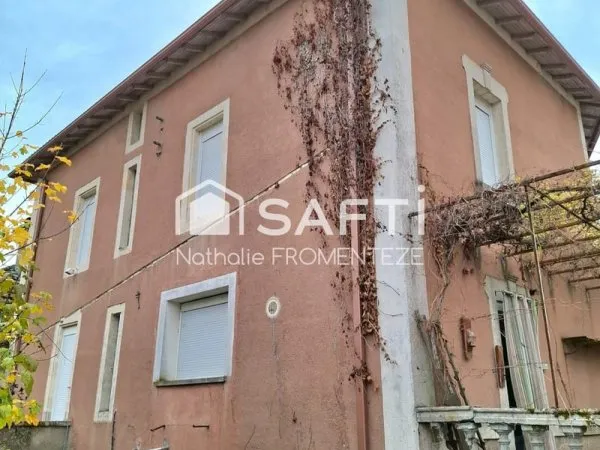Maison en pierre avec un extérieur