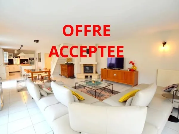 Maison de ville 4 pièces - 160 m² - Centre de Lunel avec garage, extérieur et chambre parentale
