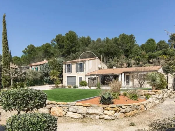 Villa avec piscine et terrain à vendre à Puget