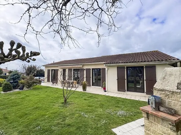 Charmante maison de plain pied avec piscine, à proximité de Jarnac