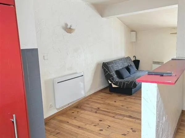 Studio meublé 33m2 2ème étage.