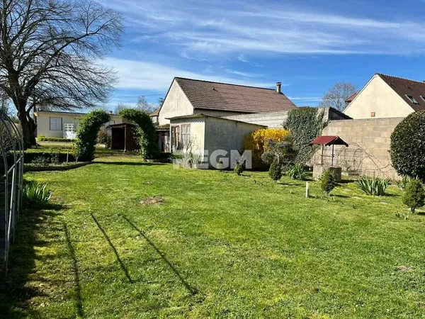 Maison de PLAIN-PIED + sous-sol total + dépendances sur beau