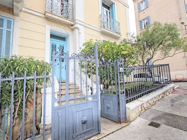 M2240 - TOULON - Le Mourillon - Appartement T4 - Balconnet - Cour