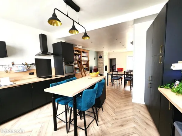 Maison familiale T6 sur cour, double garage et cave