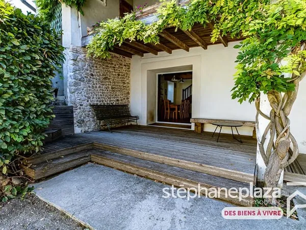 Ferme rénovée avec cachet de 171m², 4 chambres, terrain de 412m² et belles prestations (plancher cha