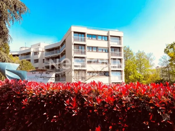 Coeur d'Ecully, Proximité immédiate des commerces, place de parking privée, dans parc.