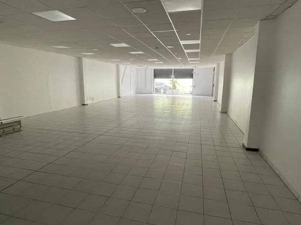 Local commercial 200 m²