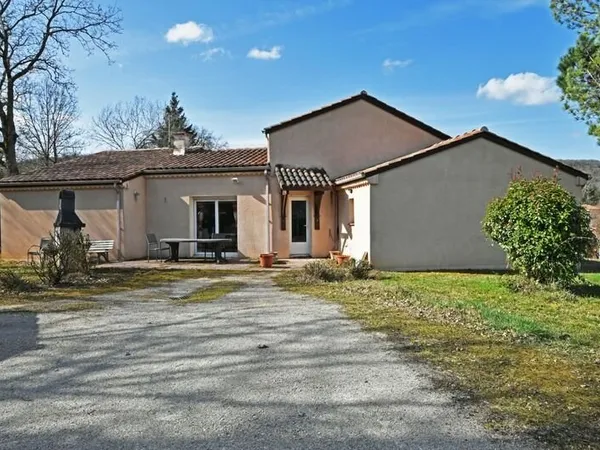 A vendre CAHORS (46) Maison plain pied 6 pièces de 122m² habitables - Piscine - 2 Garages - Terrain 