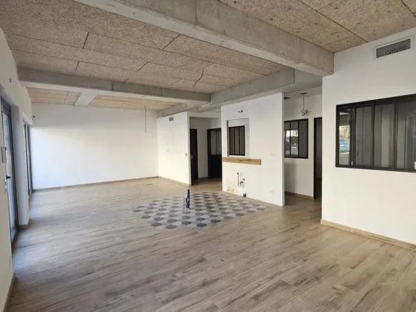 Local commercial 113 m² - 4 bureaux + grand espace - Le Beausset