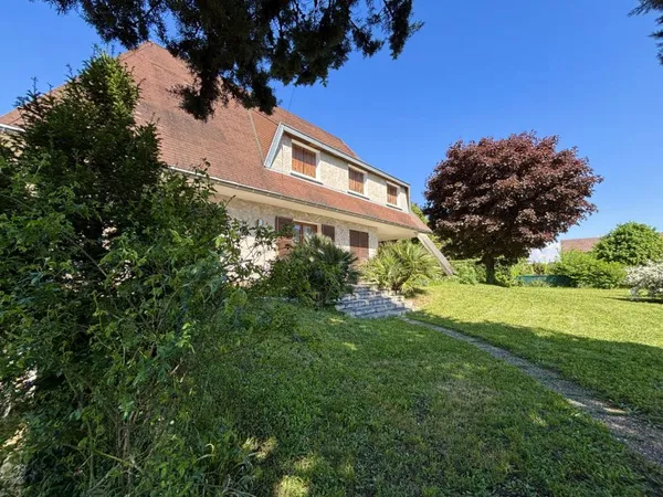 Maison familiale 4 chambres de 170m2 Jardin clos de 1040 m2 Quartier résidentiel à Beaune