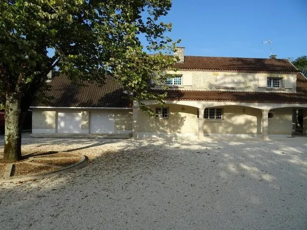Maison 8 pièces 229 m²