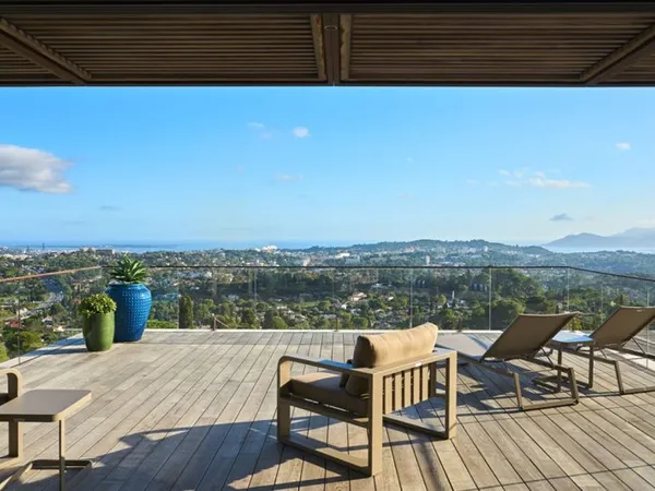 Mougins, Cote d'Azur à louer, vue mer, 5 chambres doubles, piscine, villa contemporaine