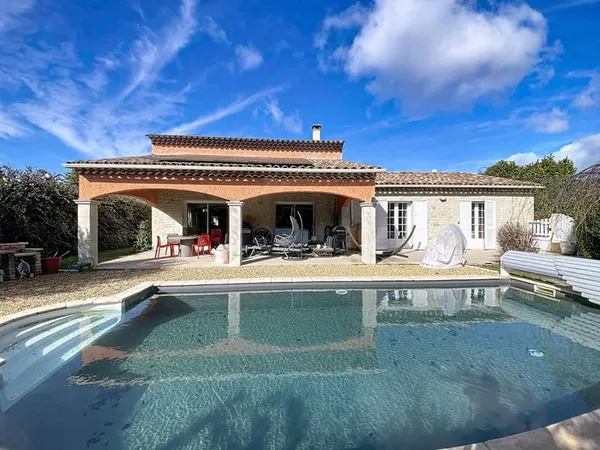 Maison Pierrevert 5 pièces 172 m², terrasse, piscine, et dépendance