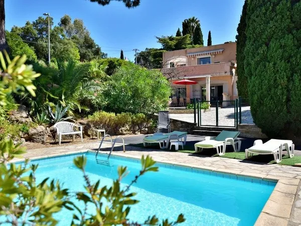 CAVALAIRE SUR MER (83) - PROPRIETE UNE MAISON DE 205 M² (EN 2 APPARTEMENTS) + T2 DE 33 M² - PISCINE 