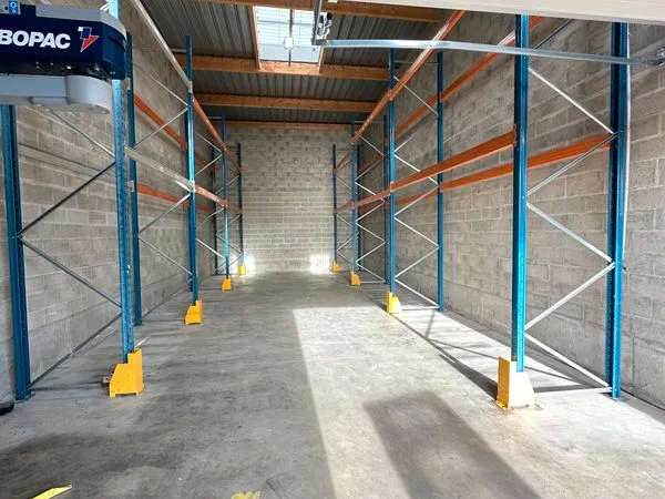 Location Local d'activité entrepôt avec rack de stockage