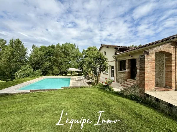 FERME RENOVEE AVEC PISCINE SUR PLUS DE 3 HECTARES A 5 MIN CE
