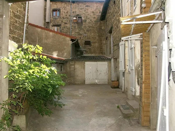 Maison de ville avec cour et dépendances