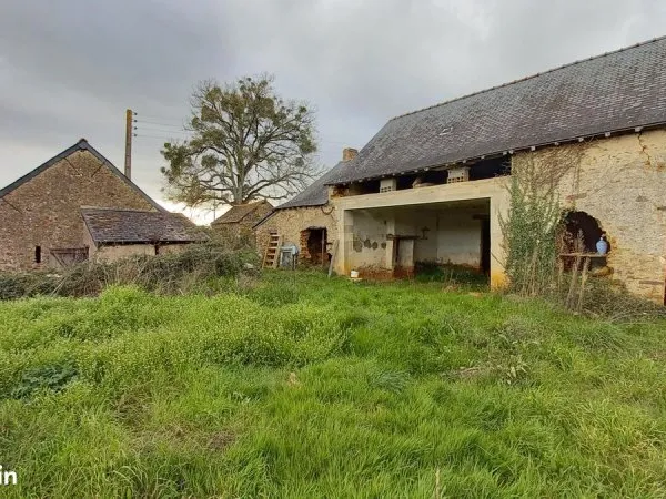 Ancien corps de ferme abandonné