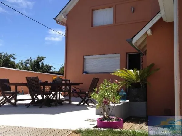 Maison familiale de 160 m2, 4 chambres et piscine sécurisée