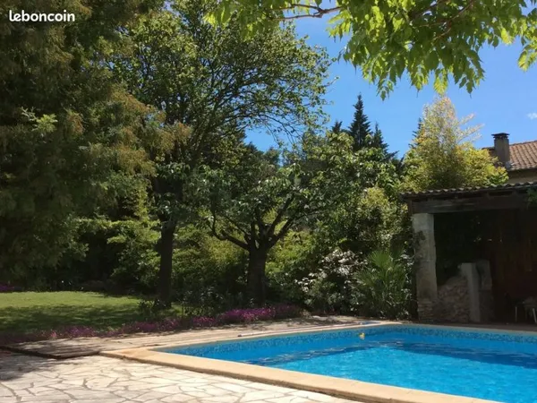 Villa 160m2 avec piscine sur terrain 1012m2 clos et arboré