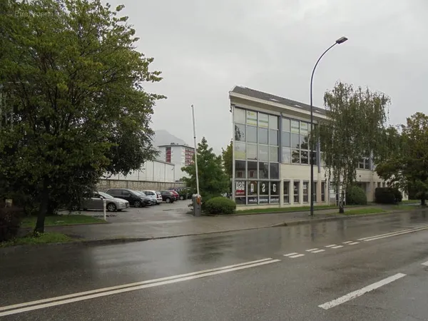 Mur commercial loué, 3 bureaux + cave + 6 parkings
