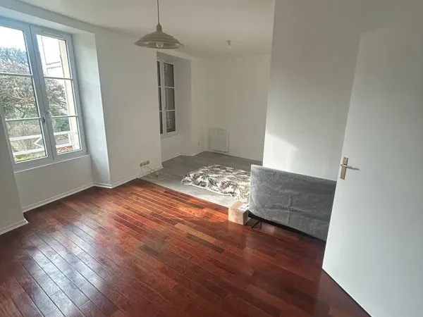 Appartement 2 pièces, avec cave et parking, quartier recherché entre centre et gare
