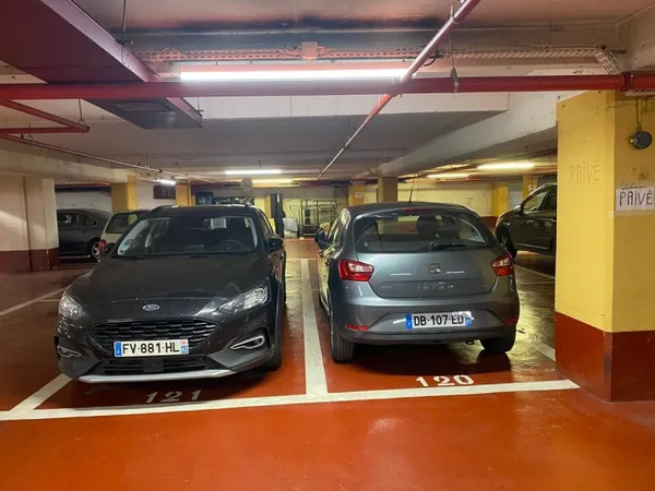 Loue une place de parking très bien située à l'Etoile place 120