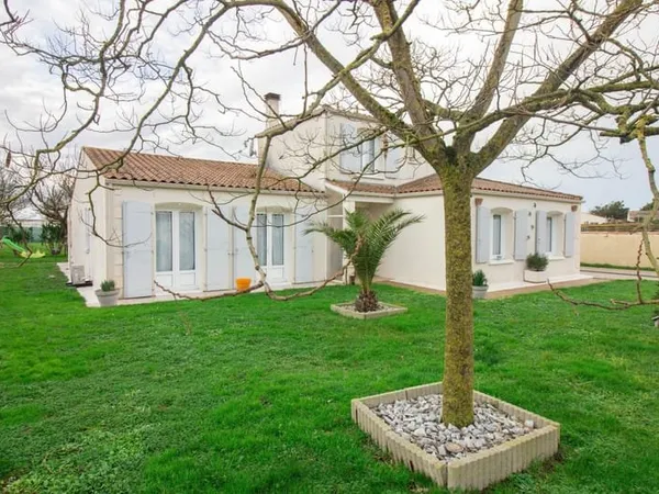 GRANDE MAISON FAMILIALE A YVES LES BOUCHOLEURS, PROCHE CHATELAILLON-PLAGE