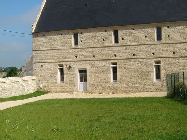 Très belle maison en pierres à l'entrée de Bayeux