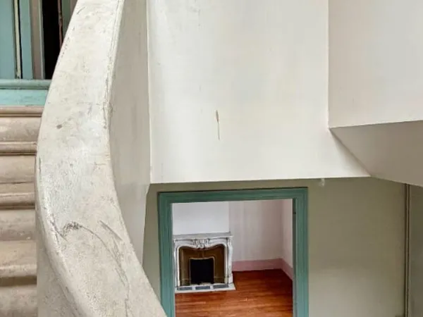 BORDEAUX, A RENOVER, UNE MAiSON EN PIERRE DE CHARME AVEC DEPENDANCE