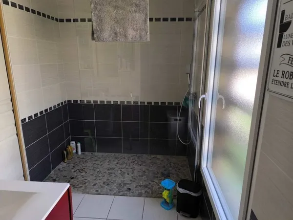 Maison familiale 176 m² €" vie de plain-pied €" piscine €" DPE B €" proche Beaufort-en-Anjou