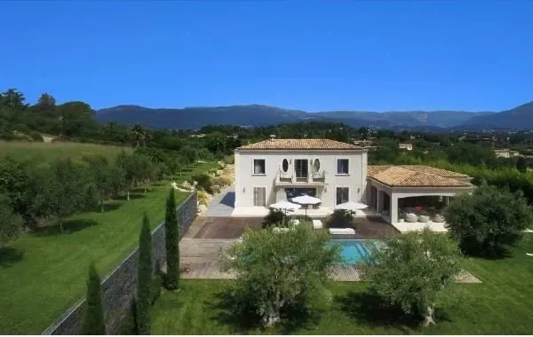 VILLA SPACIEUSE ET CALME A CASTELLARAS