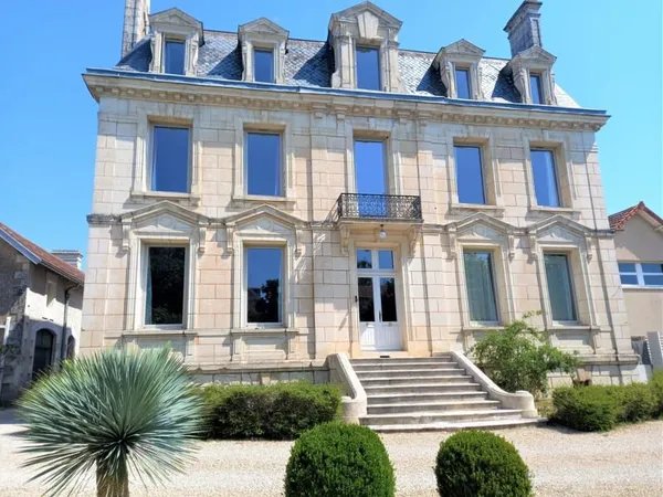 NEUVILLE DE POITOU - Belle demeure familiale 360 m2