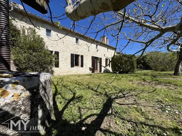 Montazeau : Maison en pierre à la campagne.